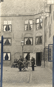 4059 Gezicht op de binnenplaats van het Stadsarmenhuis (Doelenstraat 12) te Utrecht.